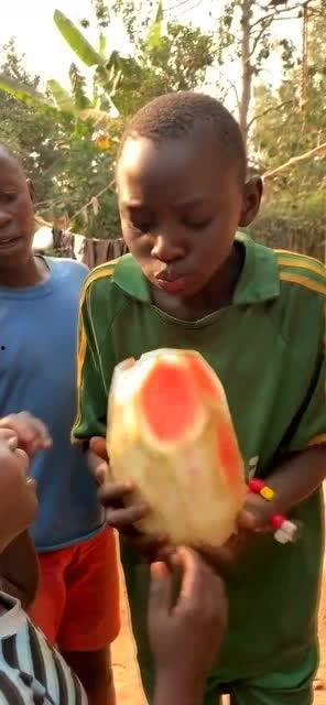 非洲网红吃瓜图片视频,趣味视频走红网络