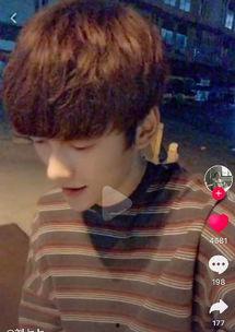 两个男网红吃瓜视频抖音